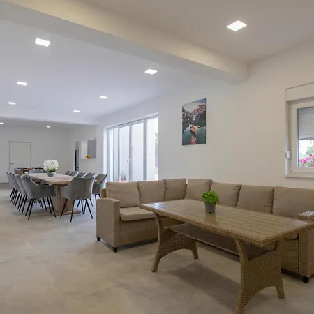 Holiday home 6 Bedroom Awesome In Imotski