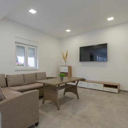 6 Bedroom Awesome In