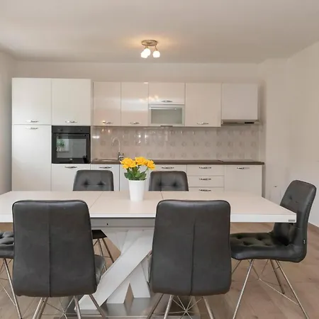 6 Bedroom Awesome In *