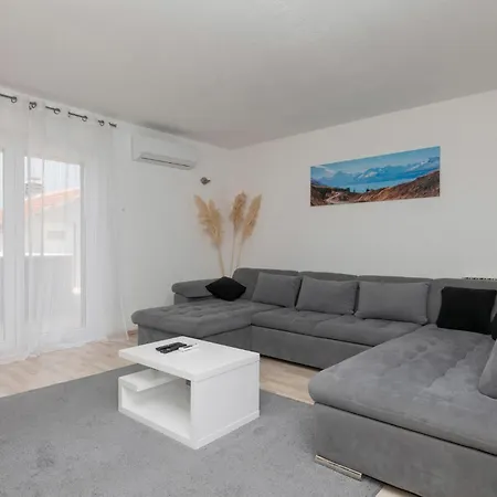 6 Bedroom Awesome In * Imotski