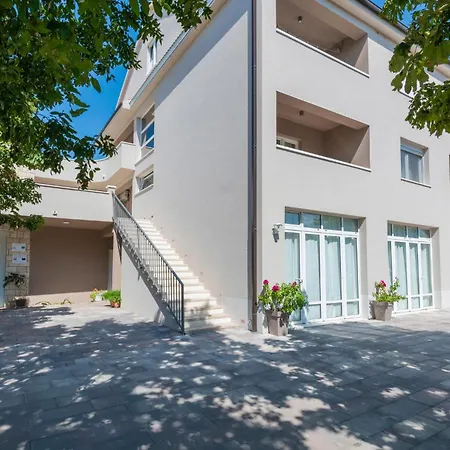 Vikendica Awesome In