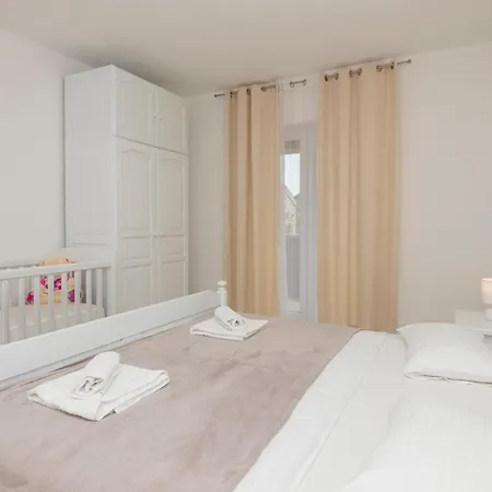 Holiday home 6 Bedroom Awesome In *