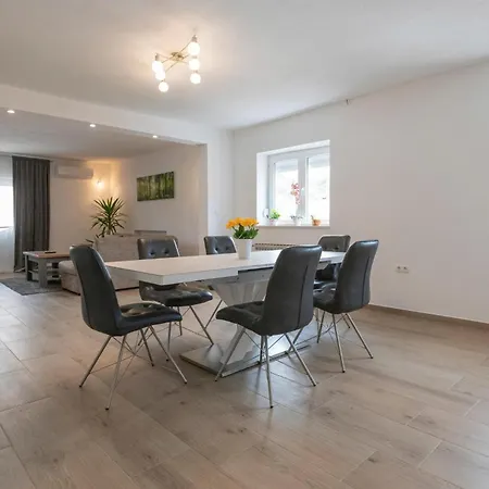 Holiday home 6 Bedroom Awesome In