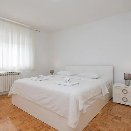 6 Bedroom Awesome In *